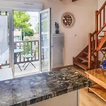 アパート 1 Bedroom Stunning Apartment In La Rochelle ラ・ロシェル