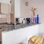 1 Bedroom Stunning Apartment In La Rochelle ラ・ロシェル